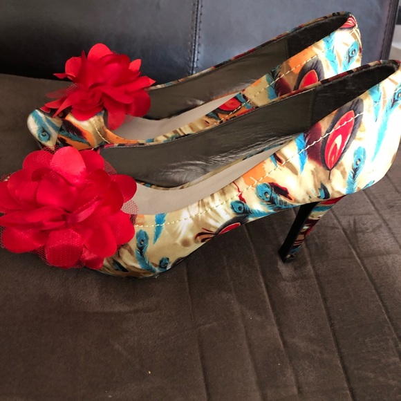 Women size 12 high heel shoe red peacock color - Picture 2 of 4